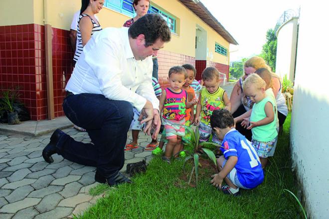 Junto com alunos de CMEI Aroldo Brande, prefeito Marcos Vinicius planta mudas de árvores em comemoração ao Mês do Meio Ambiente em Fabriciano