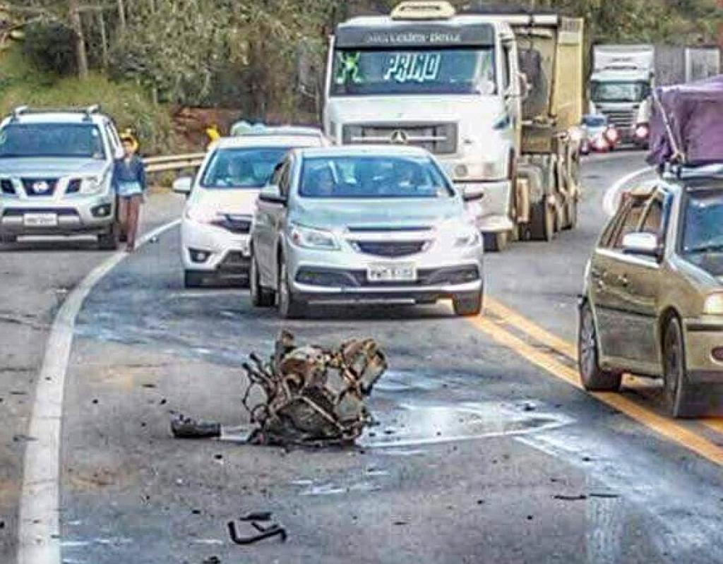 Com o impacto, motor do Jetta desprendeus-e do chassi 