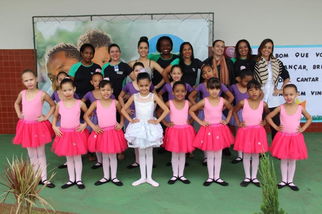  Apresentação de ballet das alunos do Projeto Novo Mais Educação 