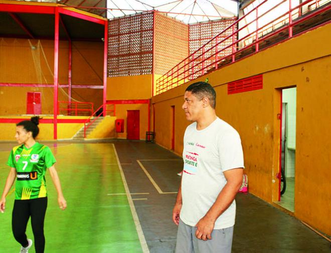 Fábio Evangelista treina o time feminino e masculino  de handebol de Ipatinga