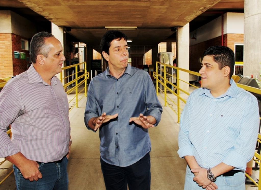 Dinis Pinheiro é recepcionado por políticos da região na Estação Ferroviária Mário Carvalho