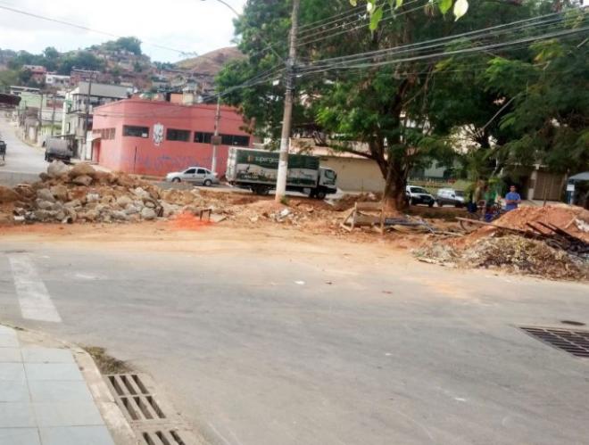 Máquinas foram retiradas por empresa responsável pela obra