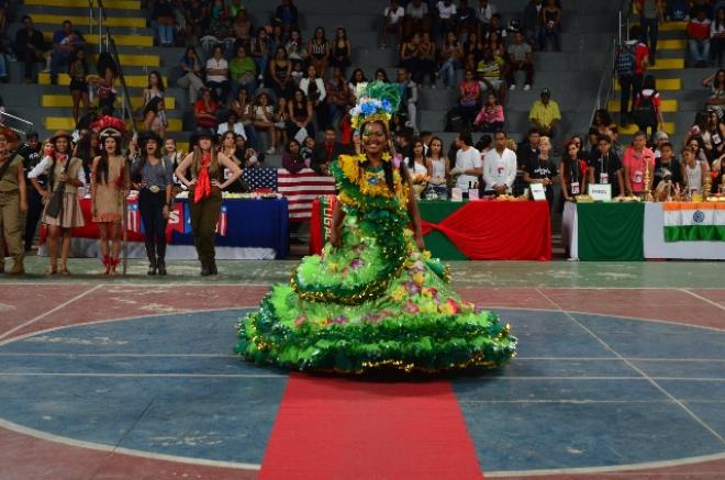 Cerca de 1.500 pessoas entre pais, alunos e professores prestigiaram o evento