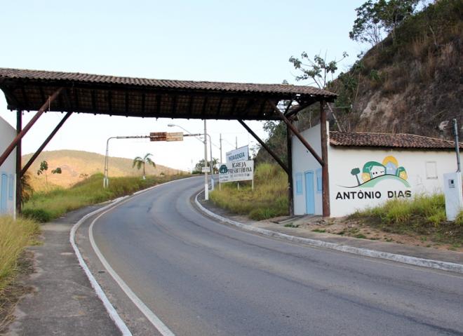 Portal de entrada para a cidade de Antônio Dias, perto do entroncamento  com a BR-381 