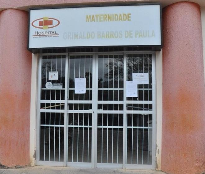 Avisos na porta indicam que a maternidade não atende mais à população de Caratinga 