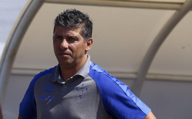 O auxiliar técnico Sidnei Lobo teve a missão de substituir o treinador Mano Menezes no jogo deste domingo