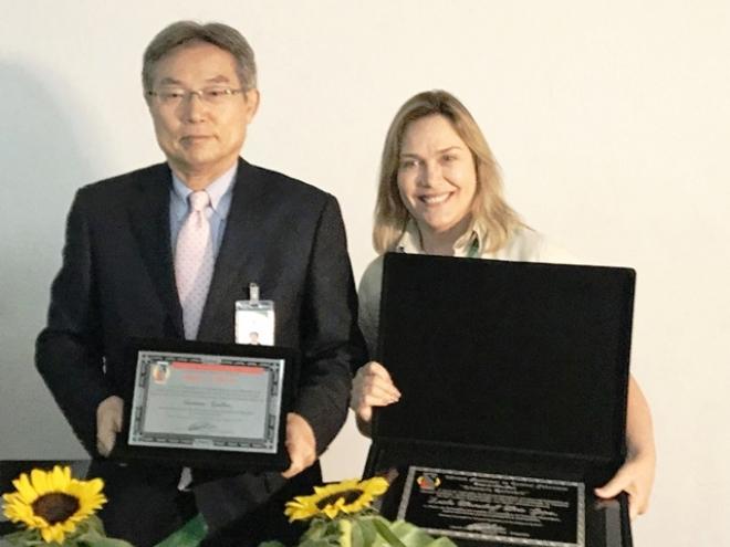 Diretor-presidente da Cenibra, Naohiro Doi, recebe título de Cidadão Honorário de Fabriciano. Ao lado, a coordenadora do Instituto Cenibra, Leida Horst