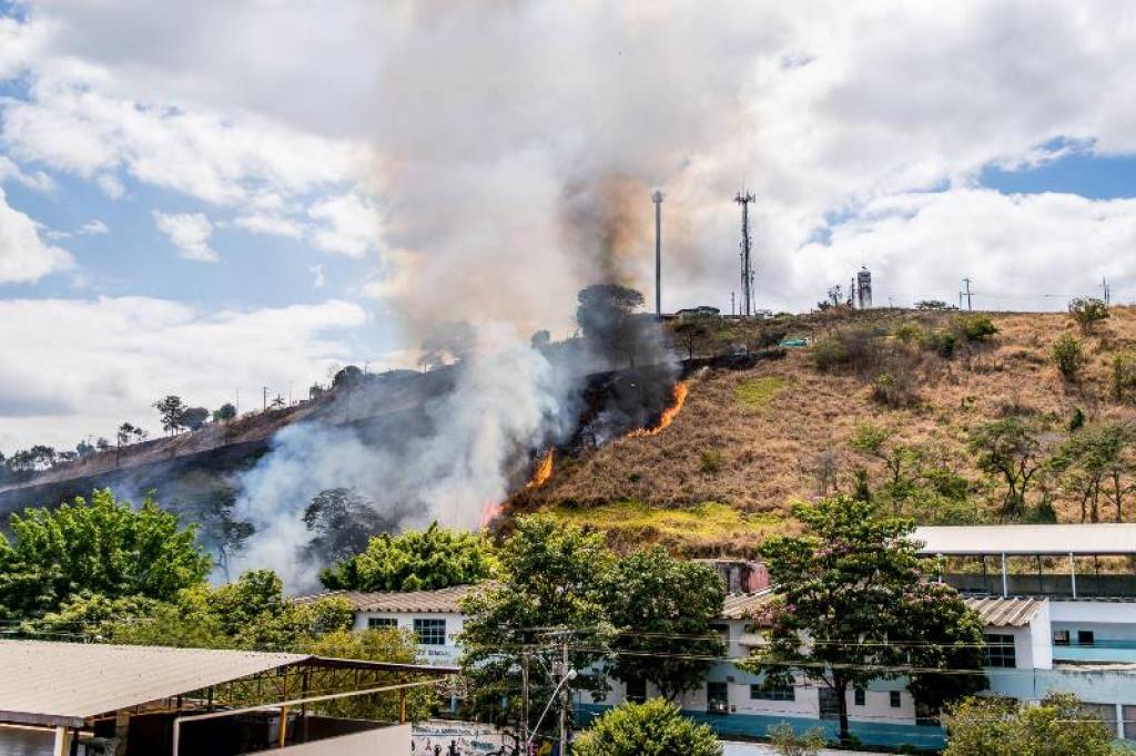 Com o tempo seco e a vegetação  castigada pela estiagem, o fogo alastrou-se rapidamente 
