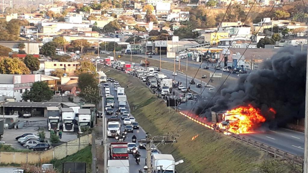 Após colisão, carreta pegou fogo e carro foi prensado contra mureta com tres pessoas dentro 