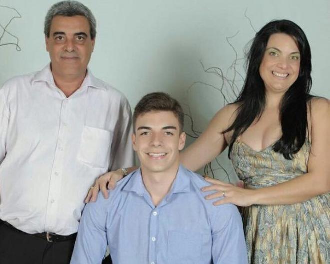 Dogmar Monteiro, de 52 anos, lotado na PC em Caratinga, a mulher dele, Kelly Cristina e o filho, Vitor Monteiro, todos mortos em acidente provocado por carreta em BH 