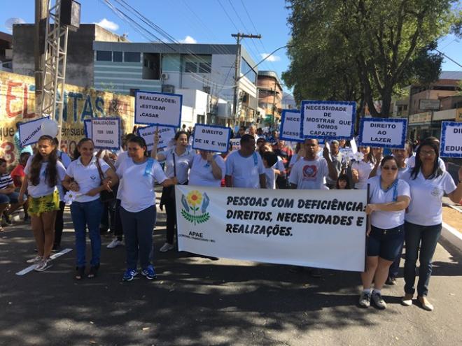 Solenidade levou milhares de pessoas para a avenida Magalhães Pinto 