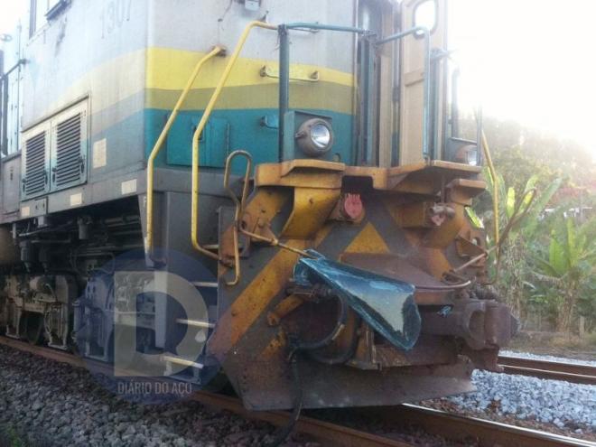 Um pedaço do pára-brisa do carro ficou preso na locomotiva