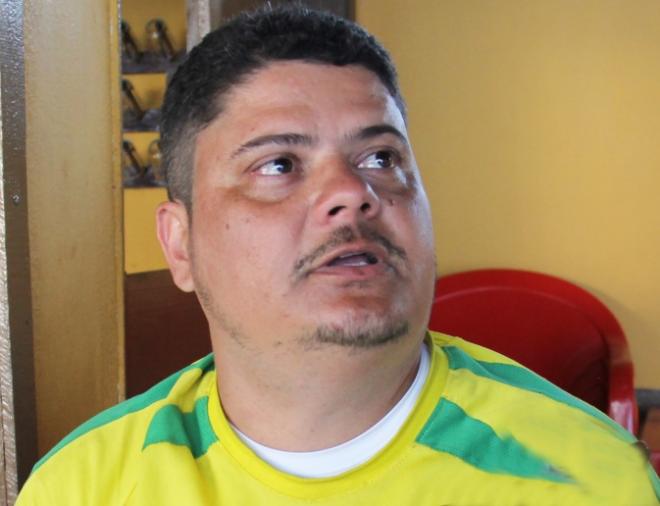 Júnior César de Oliveira, 38 anos, técnico mecânico: Eu morei aqui durante muitos anos e considero uma boa cidade. Para mim, Antônio Dias mudou demais em relação ao que era antes. O atual prefeito, Ditinho, também tem mudado a cidade e para mim está ótimo. Eu só acho que está faltando melhorar um pouco a segurança pública, diante de muita coisa que tem acontecido por aqui.  