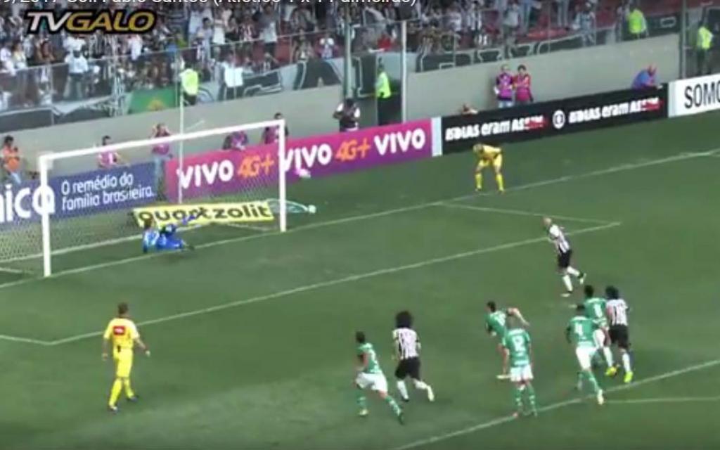  Fábio Santos empatou depois de três minutos de reclamações palmeirenses