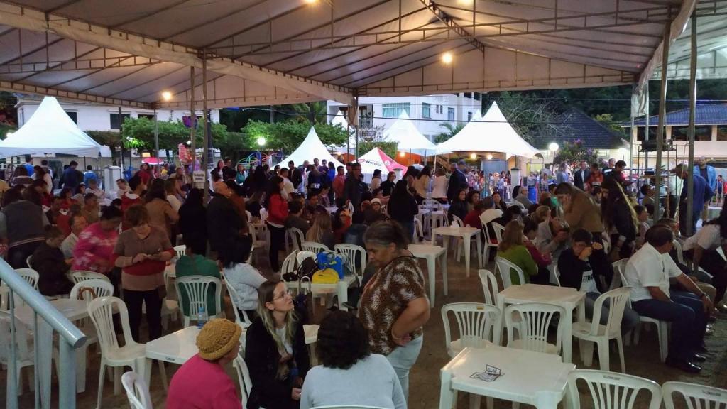 Familiares das vítimas reuniram-se desde ontem e já preparam funeral coletivo de jovens dançarinos 