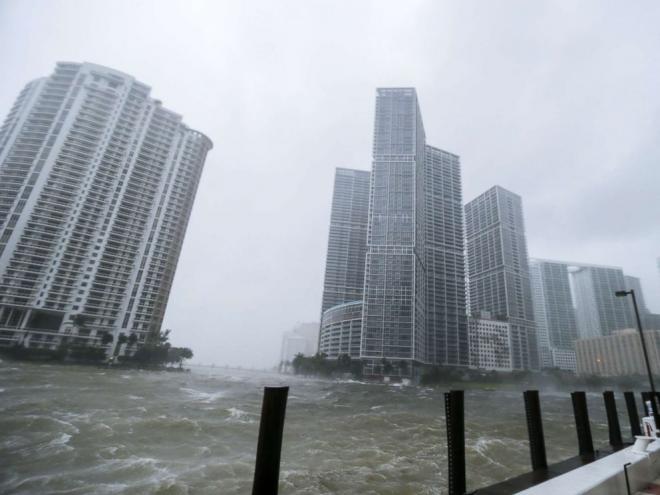 Aqui é a foz do rio Miami na baía de Biscayne: a maior parte da cidade foi inundada por ondas gigantes 
