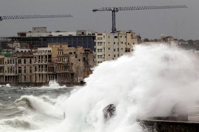 Dois dias antes, ondas atingem 12 metros de altura em Havana, Cuba, com a tempestade causada pelo Irma