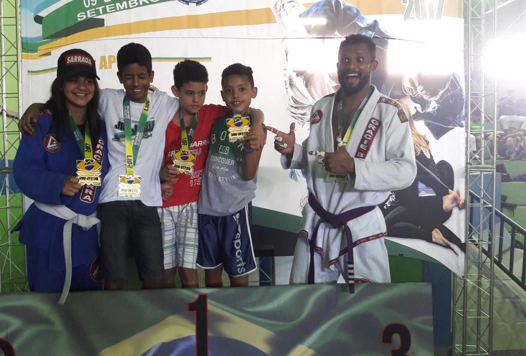 Atletas de Jiu-Jitsu de Timóteo participam do CBJ em Nova Serrana, MG