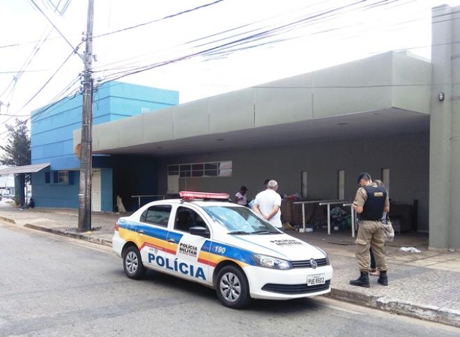 Criminosos entraram por uma janela para praticar o delito