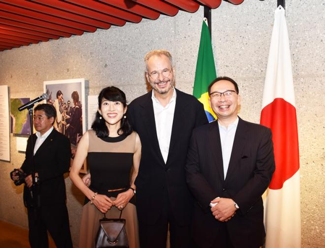 Embaixador brasileiro no Japão, André Aranha Corrêa do Lago, o diretor da NSSMC, Kazuhiro Egawa, e a esposa Ritsuko Egawa