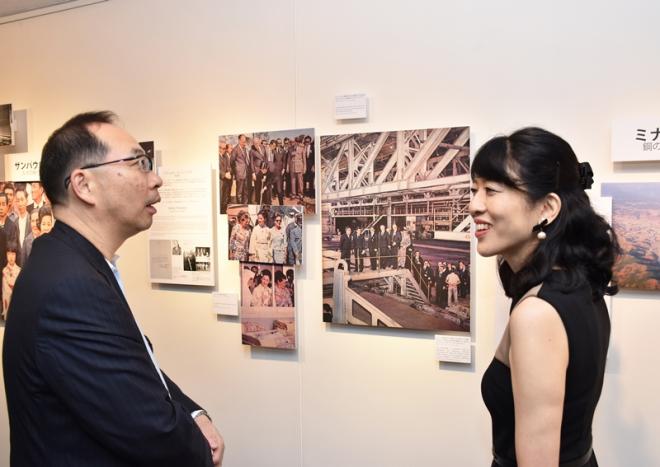 Kazuhiro Egawa e Ritsuko Egawa na exposição de fotos antigas da Usiminas