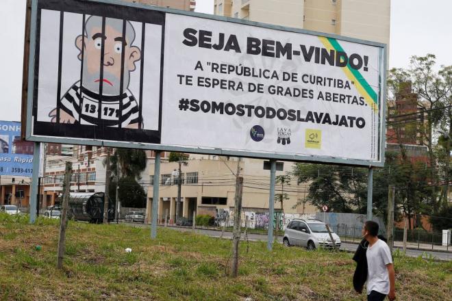 Em maio: Outdoor ironiza Lula: 'Curitiba te espera de grades abertas'