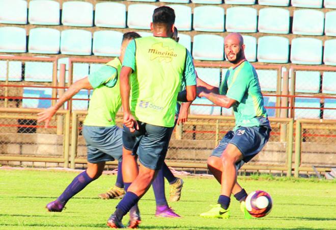 Felipe Alves chega como  esperança de mais gols 