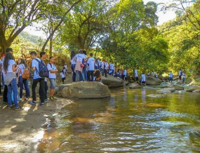 Durante visita, estudantes percorreram parte das margens do Ribeirão Ipanema