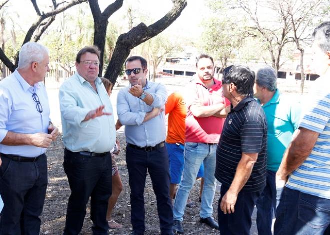 Robson (ao lado do Celinho do Sinttrocel), indica possíveis intervenções na via