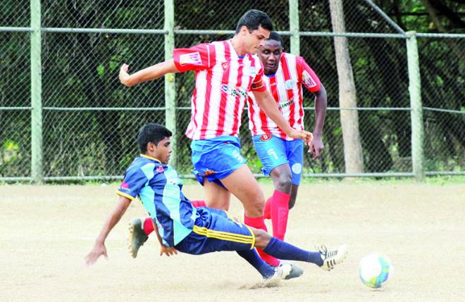 O zagueiro Patrick (ex-Ipatinga) desarma investida de atacante do Novo Vale  