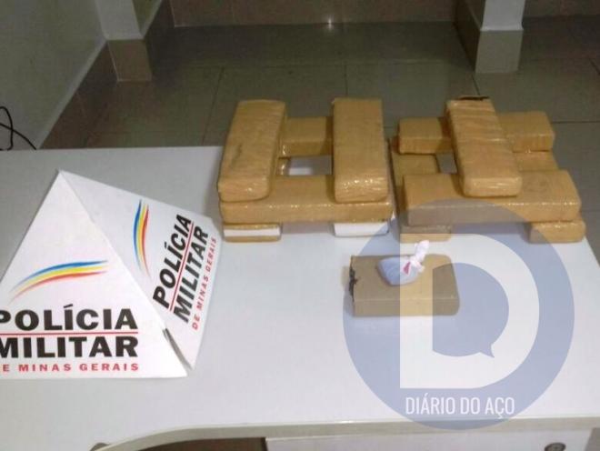 As barras de maconha estavam escondidas em um fundo falso, no guarda-roupa do acusado