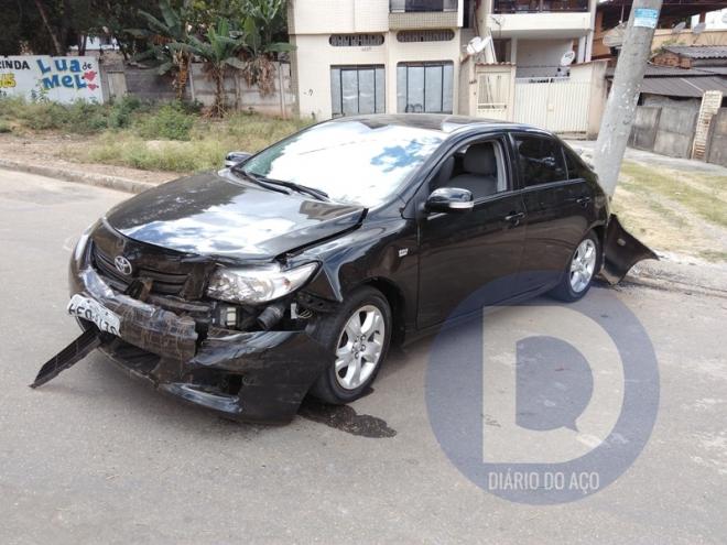 O Toyota teve a frente danificada pela colisão com o outro carro e a traseira ao atingir de ré um poste