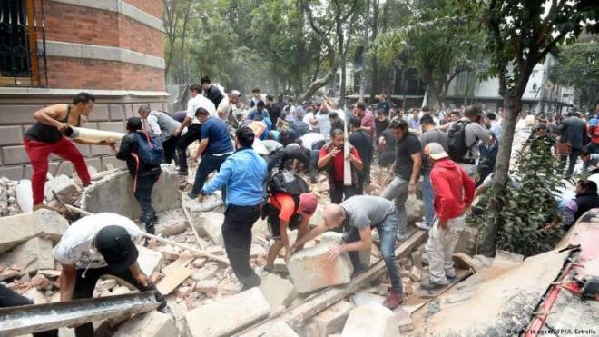 Moradores recolhem escombros na Cidade do México  / Foto AFP/A. Estrella 