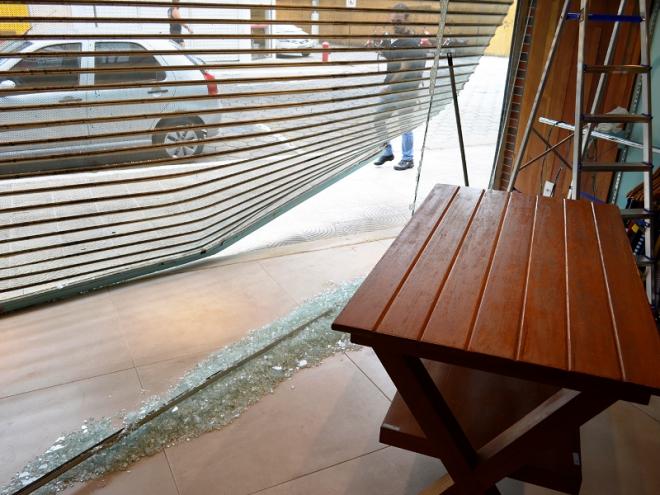 Interior do estabelecimento atacado, todo revirado pelos bandidos