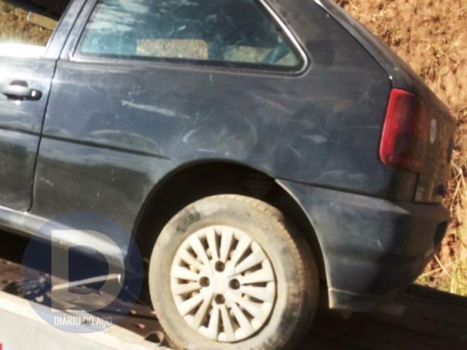 Este veículo foi localizado na margem da estrada de ferro, em Timóteo