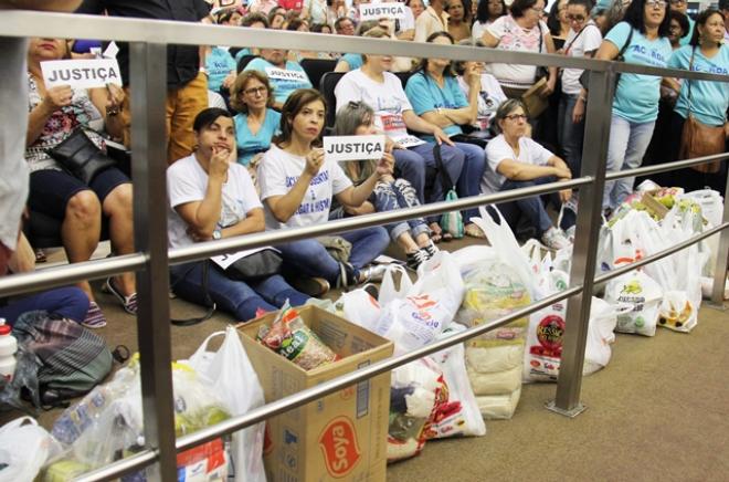 Aposentados levaram faixas, placas e alimentos para protestar contra a revisão do benefício