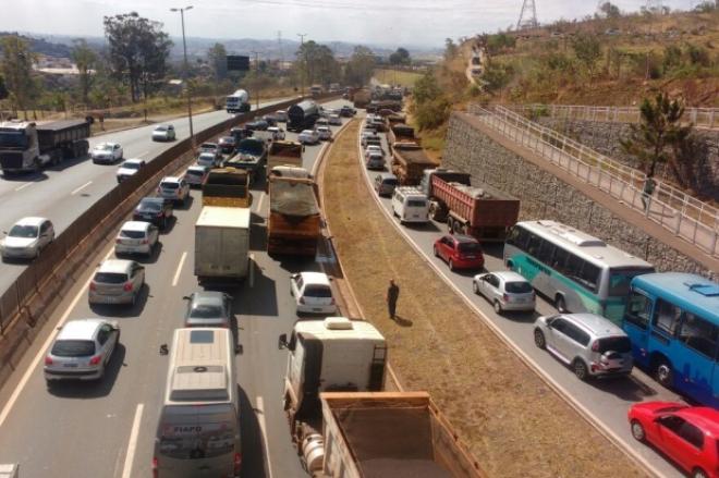 Apenas uma faixa da pista foi liberada