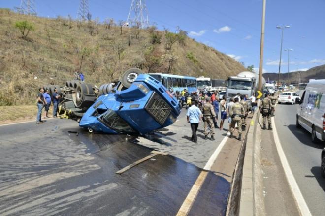 Carreta tombou e o carregamento ficou espalhado na via
