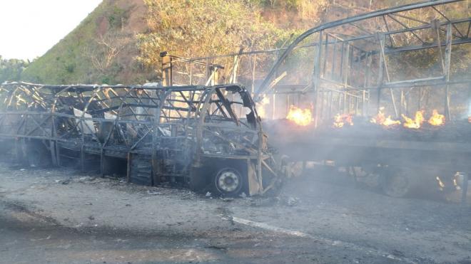 Na colisão entre micro ônibus e carreta houve um incêndio e a maioria das vítimas morreu carbonizada 