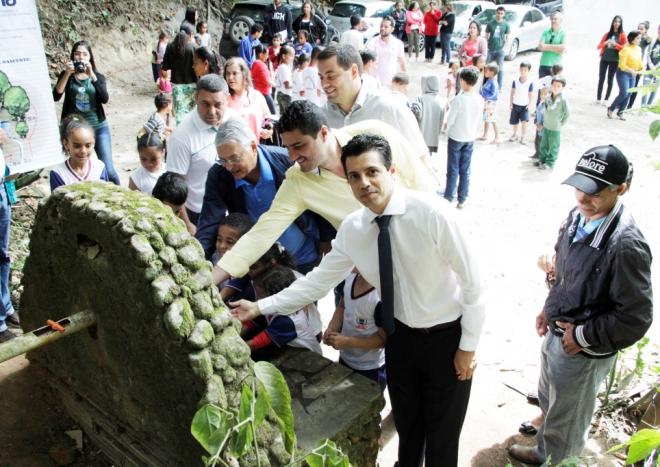 O secretário Gilmar Luciano Alves e o vice-prefeito Jésus Nascimento, com o promotor Rafael Pureza, na bica localizada na estrada do Ipaneminha