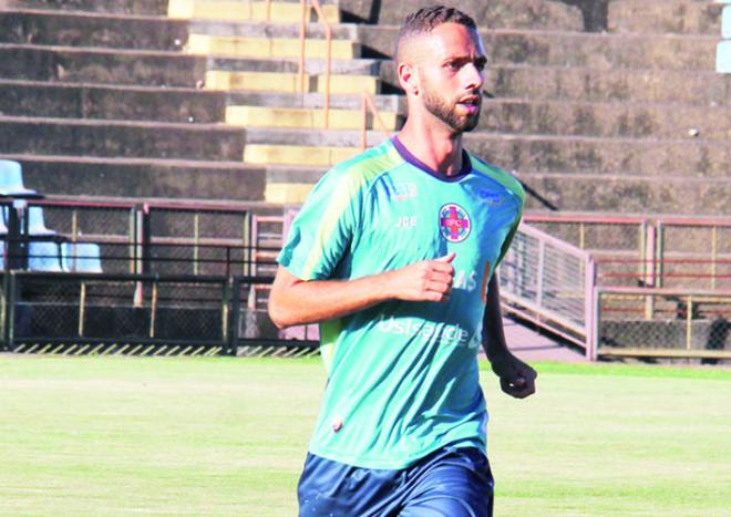 Kauê chegou, tem entrado bem durante os jogos, e deve ser titular para aumentar a marcação no meio contra o líder Coimbra