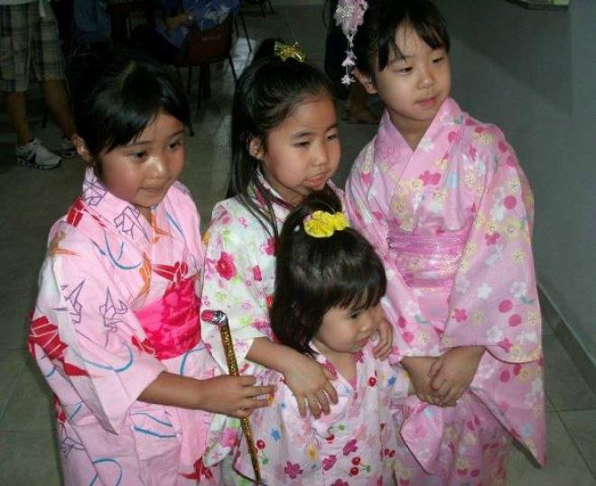 Crianças participam da celebração japonesa, na sede da ANBI, em Ipatinga