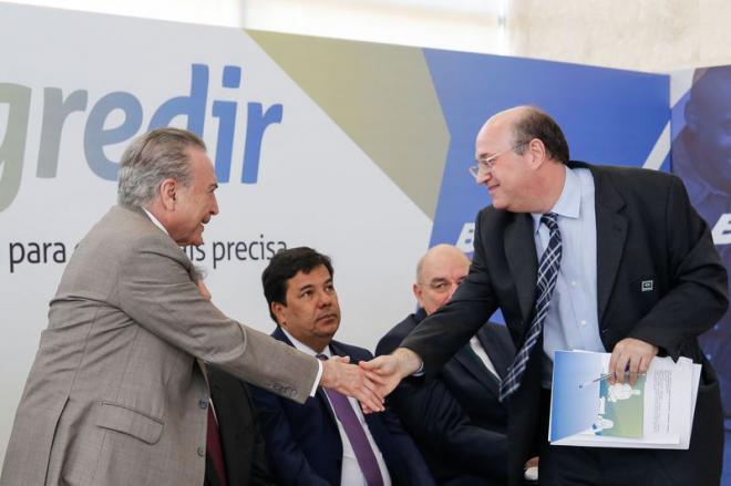 O presidente da República, Michel Temer, cumprimenta o Presidente do Banco Central do Brasil, Ilan Goldfajn, durante a Cerimônia de Lançamento do Plano Progredir 