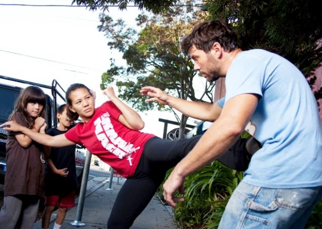 Qualquer pessoa pode praticar Krav Maga, independentemente da força física, idade ou sexo