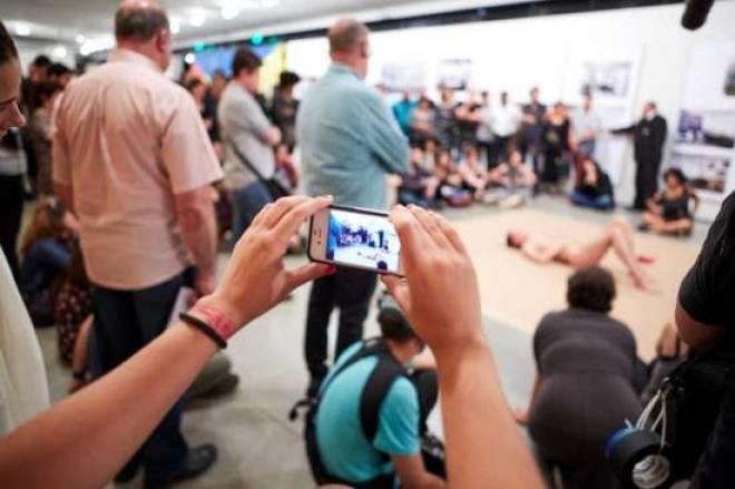 Performance de homem nu com interação de criança gera nova onda de protestos contra a arte 