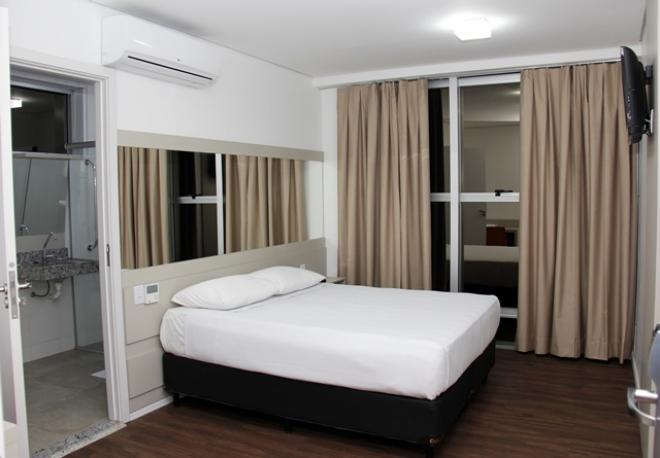 O hotel possui suítes totalmente adaptadas para pessoas com deficiências físicas