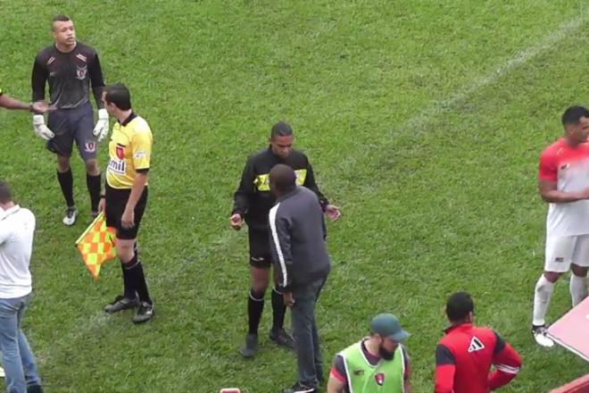No fim do primeiro tempo, desentendimento dentro de campo entre o técnico do Luziense e o árbitro Márcio Tavares 