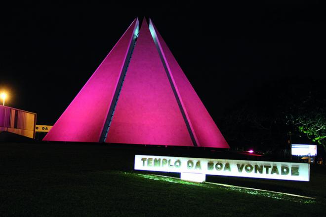 O Templo da Boa Vontade colore Brasília de Rosa