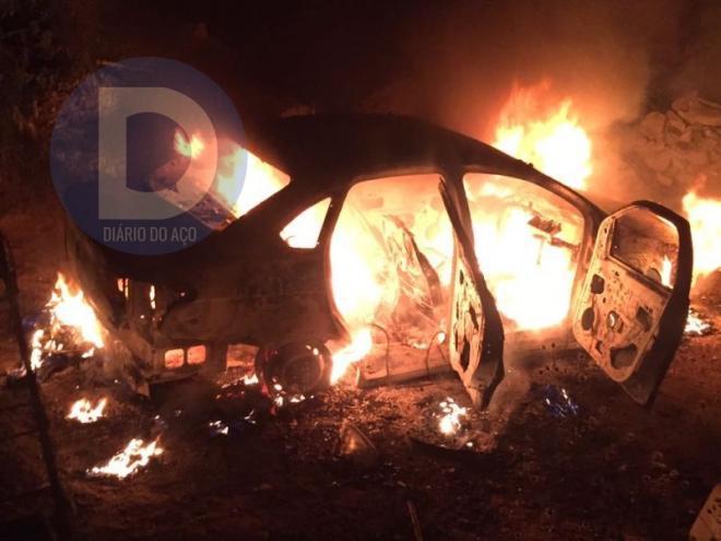 O Fiat Siena foi completamente consumido pelas chamas, fogo atedado pelos bandidos em fuga 