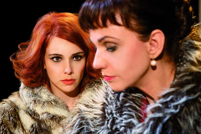 Em cena, as atrizes Debora Falabella e Yara Novaes